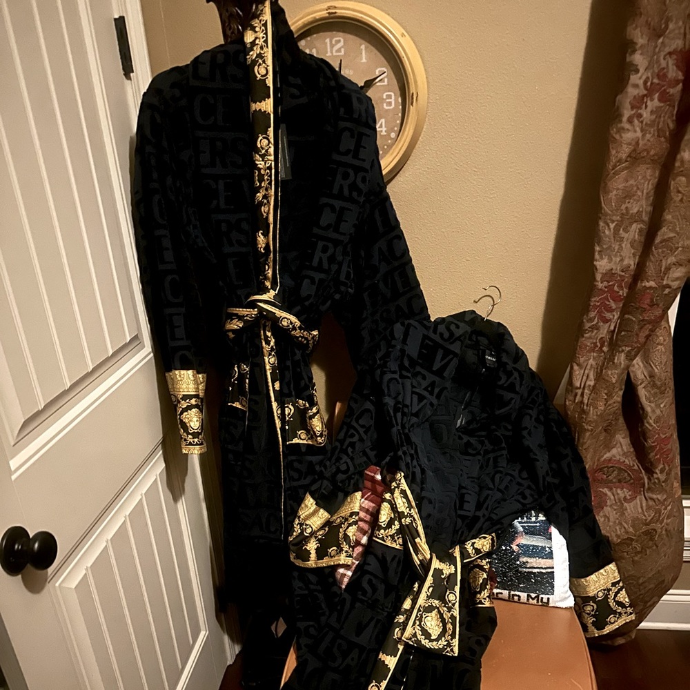 Received as a gift, never worn, I only have one, the XXXL.  Fits like an XL…